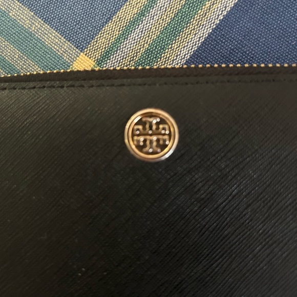Tory Burch Zip Around Wallet! Looks new - Picture 6 of 6